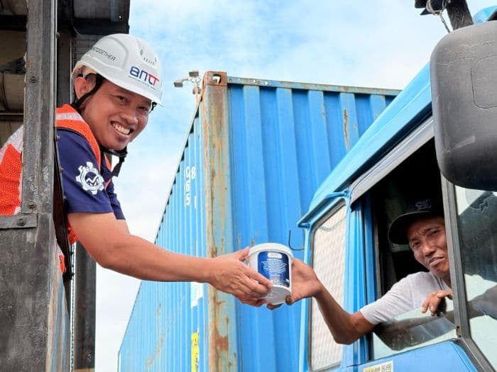 sambut_ramadan_bnct_berbagi_kurma_dengan_sopir_truk