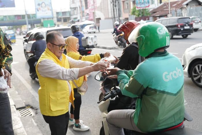 bagikan_15000_takjil_ramadan_ketua_golkar_medan_wujud_kepedulian_dan_kebersamaan