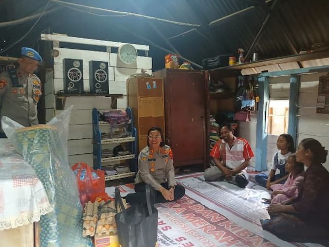 kapolres_samosir_rina_tarigan_beri_bansos_ke_phl_janji_biayai_sekolah_anak_hingga_sma