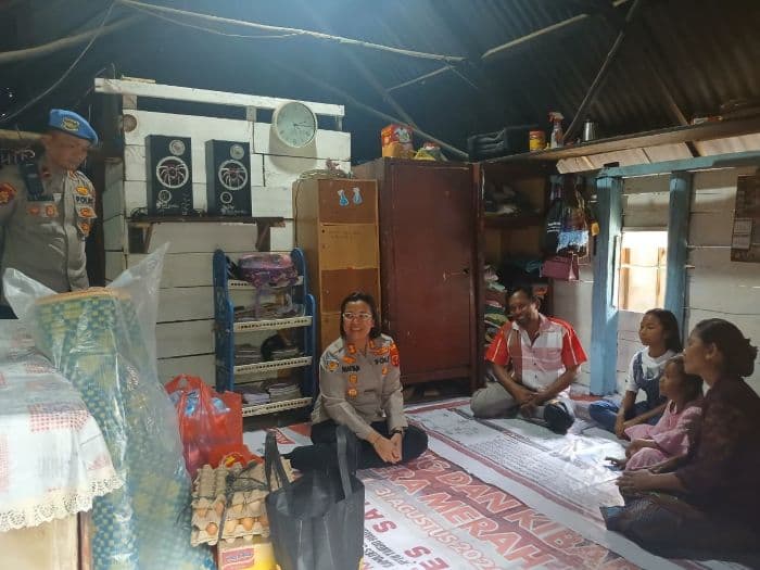 kapolres_samosir_rina_tarigan_beri_bansos_ke_phl_janji_biayai_sekolah_anak_hingga_sma