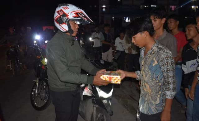 selain_bagikan_makanan_sahur_danrem_023ks_imbau_masyarakat_ikut_jaga_keamanan_