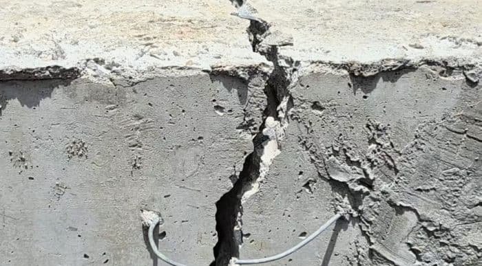 rekanan_harus_segera_perbaiki_beton_pengunci_tanggul_sei_daludalu_yang_retak