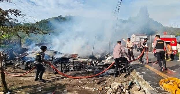 dua_rumah_ludes_terbakar_di_ajibata_toba