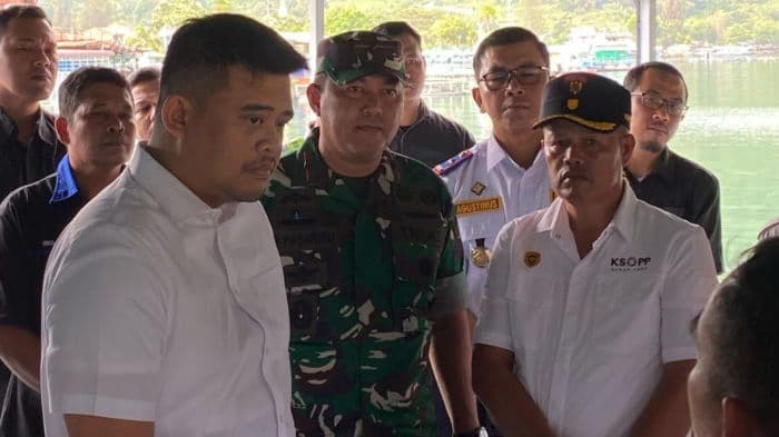 gubernur_bobby_tinjau_pelabuhan_danau_toba_tekankan_kelengkapan_dokumen_dan_kelaikan_kapal