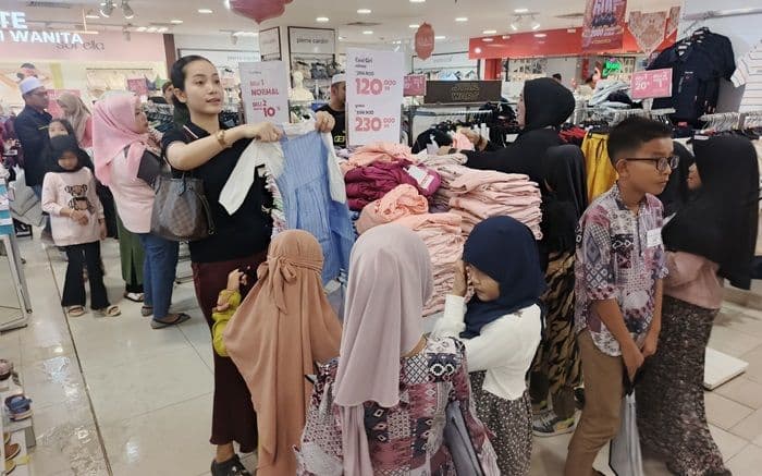 komunitas_gis_bawa_50_anak_yatim_belanja_baju_lebaran_di_mal_medan