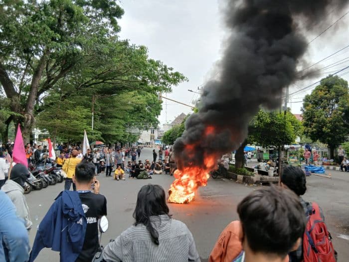 protes_uu_tni_di_siantar_mahasiswa_blokir_jalan_dan_bakar_ban
