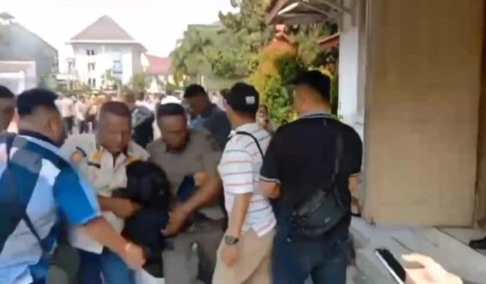 bantah_pukul_mahasiswa_saat_demo_ketua_komisi_i_dprd_siantar_nyuruh_masuknya_aku