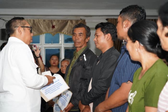 bupati_jonius_hutabarat_serahkan_bantuan_kemensos_rp29_miliar_untuk_korban_bencana_hidrometeorologi_di_taput