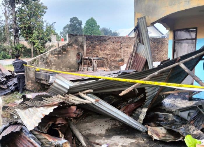 kebakaran_di_desa_sigumpar_toba_rumah_gudang_dan_dua_mobil_hangus