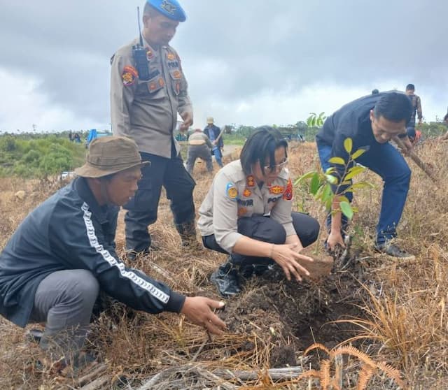 penghijauan_di_partukko_naginjang_kapolres_samosir_dan_ordo_kapusin_tanam_620_pohon