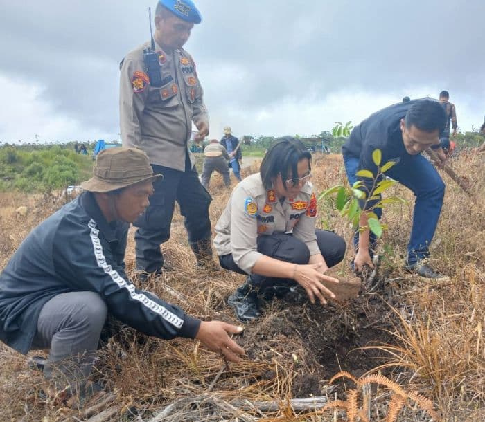 penghijauan_di_partukko_naginjang_kapolres_samosir_dan_ordo_kapusin_tanam_620_pohon