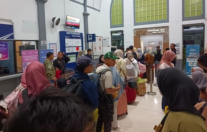 puncak_arus_balik_stasiun_ka_pematangsiantar_dipadati_penumpang_polisi_perketat_pengamanan