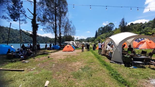 ramainya_wisata_danau_lau_kawar_di_karo_camping_panorama_alam_dan_udara_sejuk
