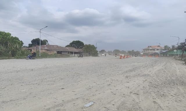 warga_pematangsiantar_terserang_debu_jalan_ringroad_rusak_parah