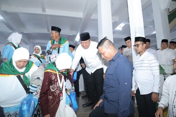 241_jemaah_haji_asahan_kloter_7_dilepas_terbang_ke_madinah_29_april