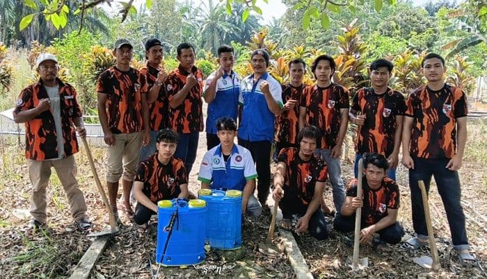aksi_gotong_royong_pemuda_pancasila_stm_hilir_bersihkan_tpu_hingga_permukiman_warga