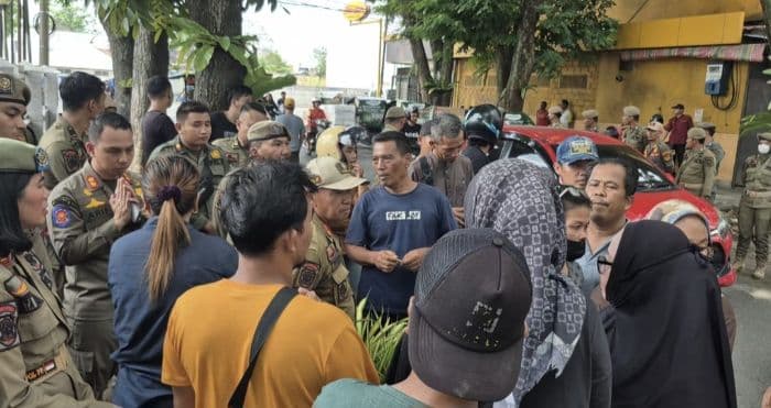 ketegangan_pkl_di_binjai_saat_kembali_berjualan_di_jalan_olahraga