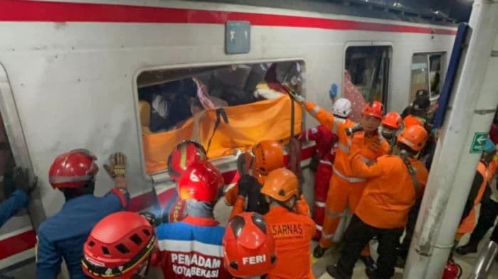 korban_tewas_tabrakan_kereta_di_bekasi_timur_bertambah_jadi_14_orang