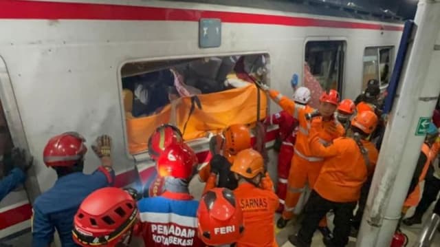 korban_tewas_tabrakan_kereta_di_bekasi_timur_bertambah_jadi_14_orang