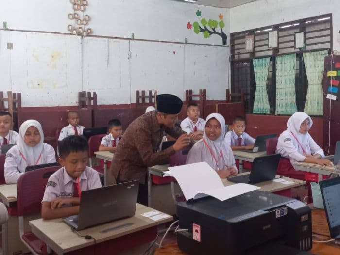 kunjungi_sdn_di_medan_wamendikdasmen_tinjau_tka_dan_penggunaan_ifp