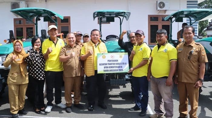 mangihut_sinaga_salurkan_6_traktor_ke_petani_dairi_dorong_swasembada_pangan