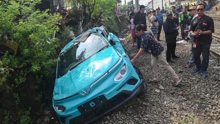 penampakan_bangkai_taksi_yang_jadi_pemicu_tabrakan_kereta_di_bekasi