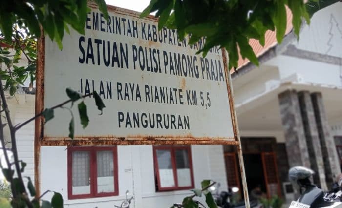 penegakan_perda_satpol_pp_samosir_panggil_pelaku_usaha_di_pelabuhan_parbaba_