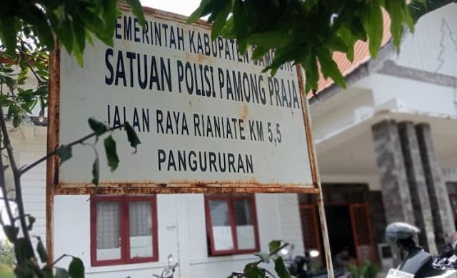 penegakan_perda_satpol_pp_samosir_panggil_pelaku_usaha_di_pelabuhan_parbaba_