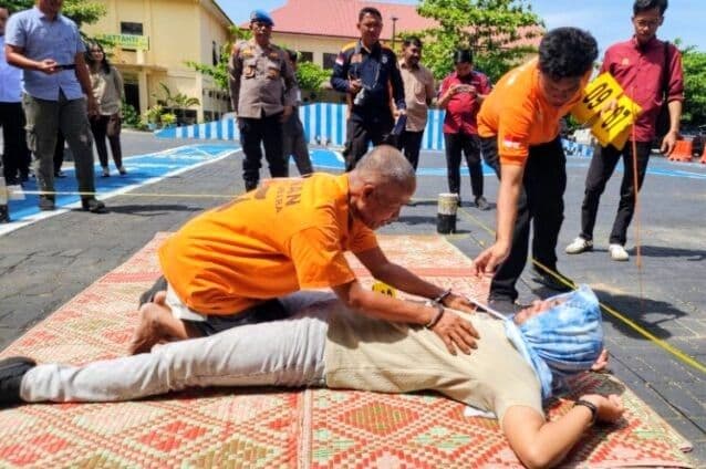 polisi_gelar_rekonstruksi_pria_61_tahun_cekik_selingkuhan_hingga_tewas_di_batu_bara_