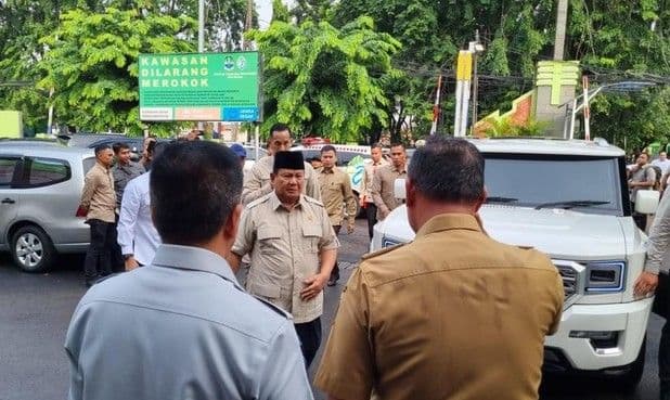 prabowo_jenguk_korban_kecelakaan_ka_argo_bromo_dan_krl_di_rsud_bekasi