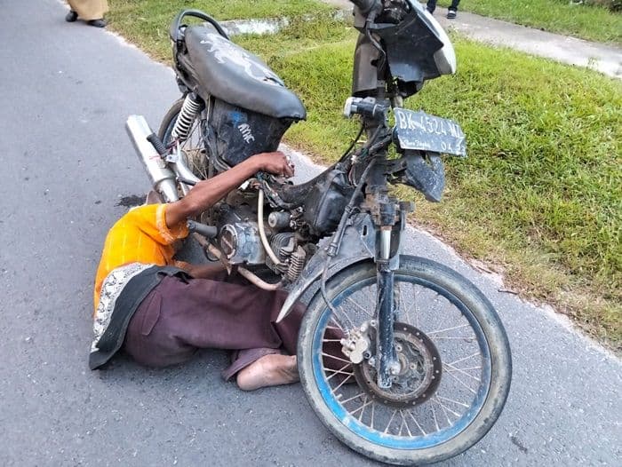 pria_diduga_mabuk_tuak_tergeletak_di_jalan_depan_kantor_bupati_deli_serdang