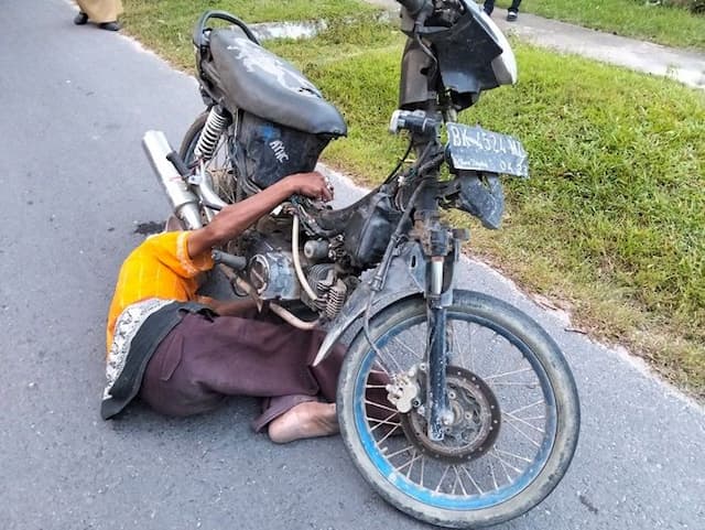pria_diduga_mabuk_tuak_tergeletak_di_jalan_depan_kantor_bupati_deli_serdang