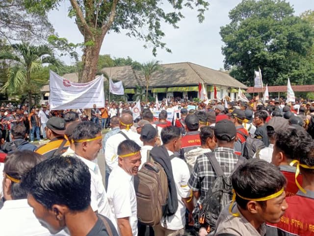 seribuan_pekerja_spbun_gelar_aksi_damai_di_kantor_ptpn_1_regional_1_tanjung_morawa
