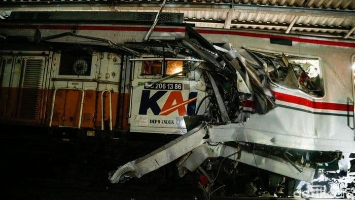 tiga_korban_terjepit_dalam_tabrakan_kereta_di_bekasi_timur_berhasil_diselamatkan