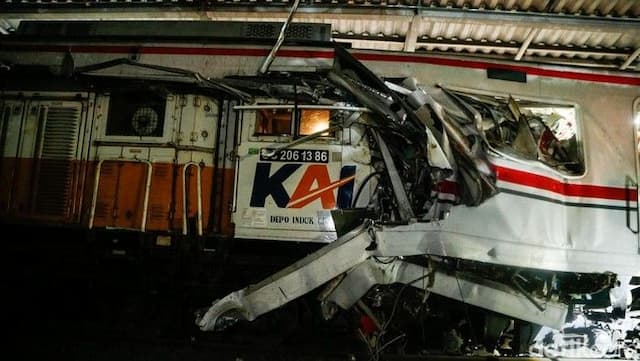 tiga_korban_terjepit_dalam_tabrakan_kereta_di_bekasi_timur_berhasil_diselamatkan