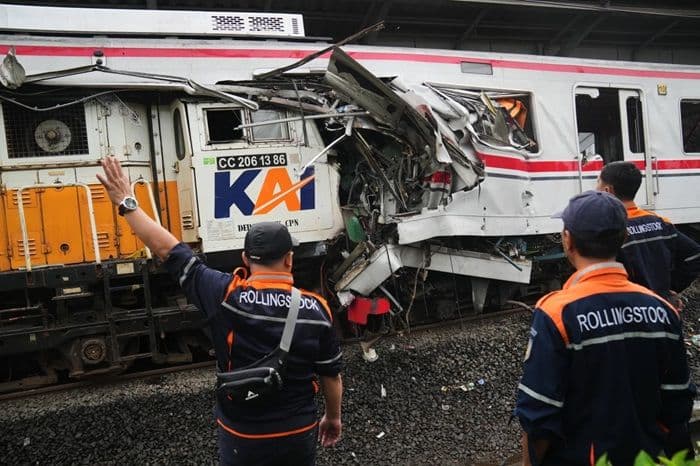 tragedi_bekasi_krl_ditabrak_argo_bromo_anggrek_14_tewasini_kronologi_kesaksian_dan_respons_prabowo