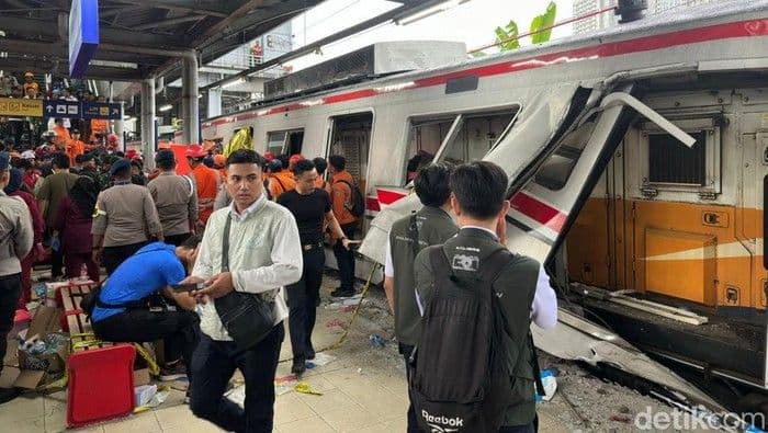 tujuh_tewas_dan_81_luka_dalam_tabrakan_ka_jarak_jauh_dan_krl_di_bekasi_timur