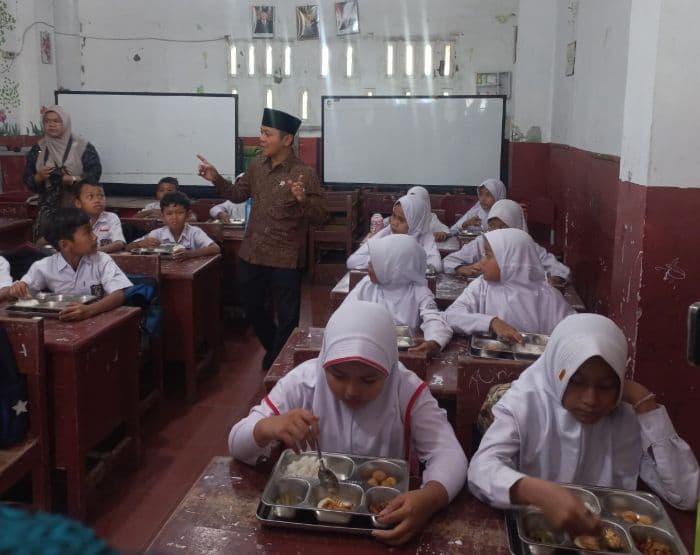 wamendikdasmen_fajar_tinjau_program_mbg_di_sekolah_medan_tekankan_standarisasi_dan_keamanan