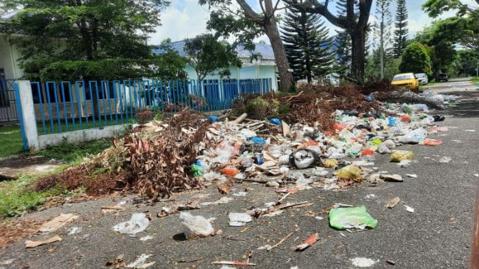 warga_keluhkan_tumpukan_sampah_yang_berserakan_di_lingkungan_opd_simalungun