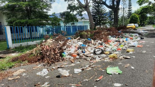 warga_keluhkan_tumpukan_sampah_yang_berserakan_di_lingkungan_opd_simalungun