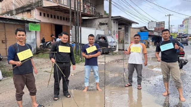 warga_sidikalang_sindir_pemkab_dairi_lewat_aksi_mancing_dan_tanam_jagung_di_jalan_rusak