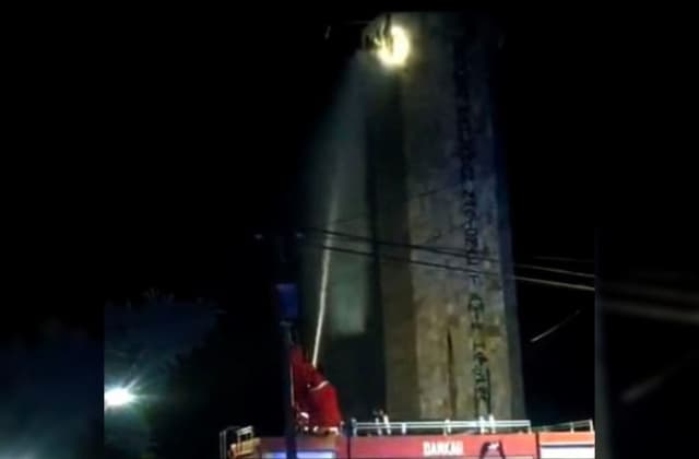 sarang_lebah_di_tugu_amir_hamzah_langkat_dievakuasi_petugas_damkar