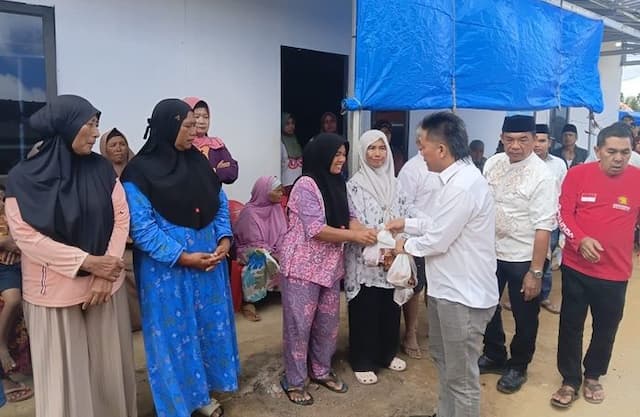 118_kk_pengungsi_huntara_aek_latong_terima_daging_kurban_dari_gerindra_tapsel