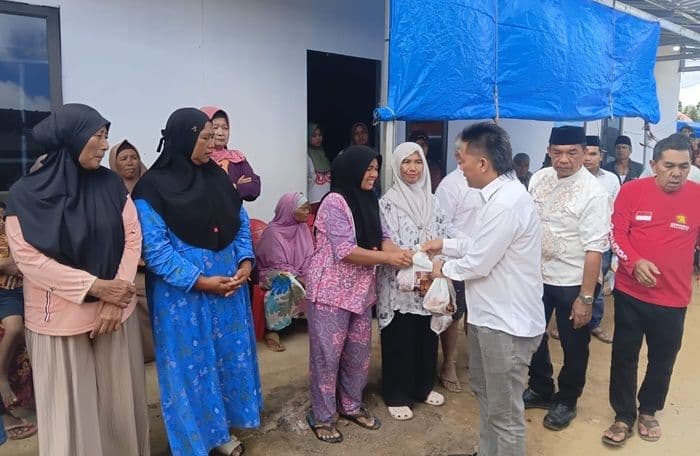 118_kk_pengungsi_huntara_aek_latong_terima_daging_kurban_dari_gerindra_tapsel