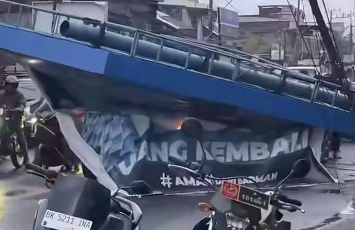 hujan_deras_dan_angin_kencang_papan_reklame_tumbang_timpa_mobil_dan_motor_di_pancur_batu