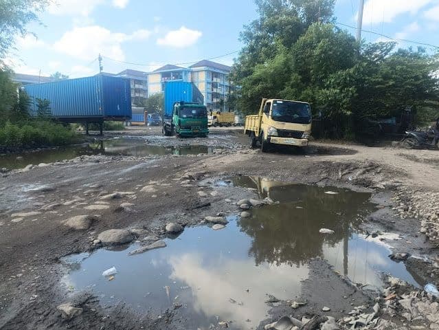jalan_pelabuhan_belawan_rusak_parah_pengemudi_truk_keluhkan_kondisi_mirip_kolam