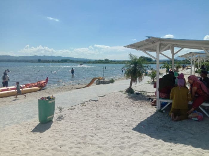 libur_iduladha_pengunjung_pantai_pasir_putih_parparean_masih_sepi