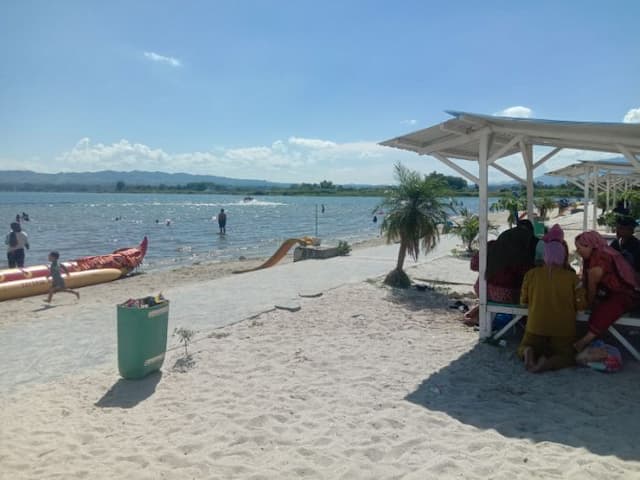 libur_iduladha_pengunjung_pantai_pasir_putih_parparean_masih_sepi