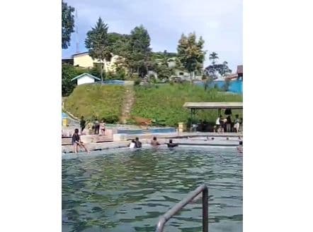 sapi_kurban_kabur_ke_area_kolam_renang_di_sidikalang_pengunjung_panik