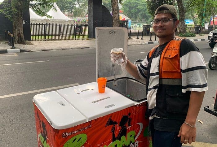 kisah_inspiratif_dewa_pedagang_kopi_keliling_medan_yang_berhasil_kuliah_di_universitas_negeri